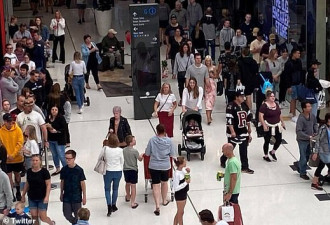 悉尼购物中心挤满购物者 多数不戴口罩