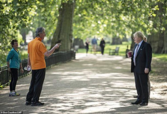 英首相穿公园上班，被散步者指点