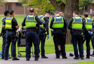 “为何澳洲警员可以不遵守社交疏离？”