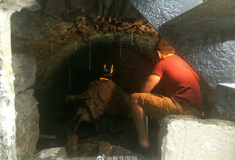 英男子疫情期间宅家隔离 意外发现百年地窖