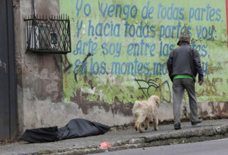 南美洲小国新冠肺炎疫情严峻 尸体被扔在街上