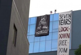 有人把自己拴在墨尔本酒店楼顶，还拉横幅抗议