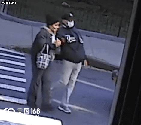 疫情期间卖淫女街边拉客，遭79岁老汉拒后...