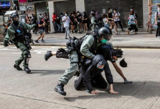 港警闯商场叠罗汉压制群众 女记者拍摄遭熊抱