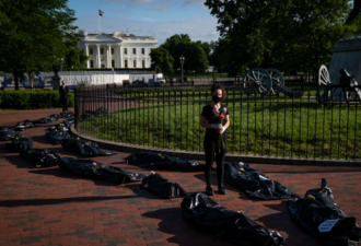 抗议者在白宫外放装尸袋 斥政府抗疫不力