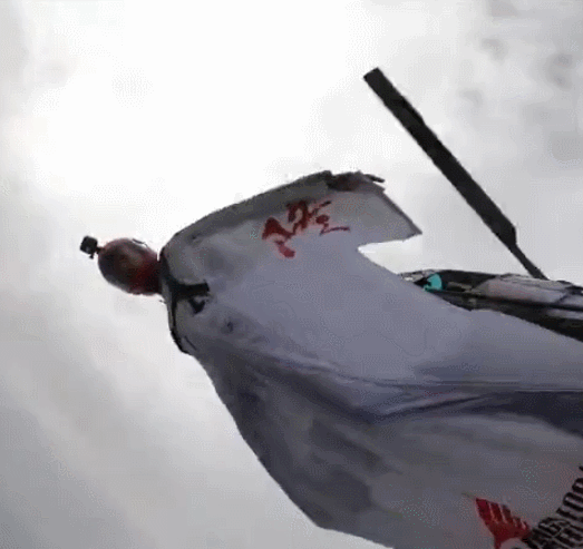 她穿翼装从2500米高空跳下 降落伞未打开