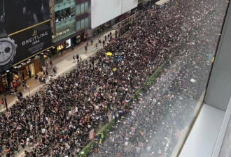 香港民众上街抗议港版国安法 警方催泪弹驱离
