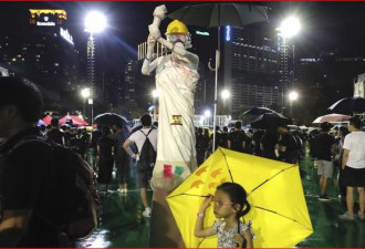 香港民主派15人提审 六四晚会继续抗争