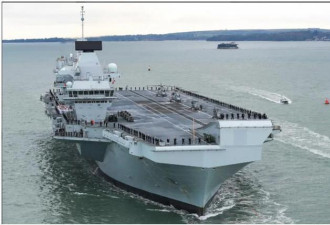 英国造价30亿英镑的最新航母 里面漏成水帘洞