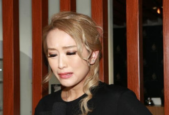 42岁香港女星遭男友出轨生子，手腕现伤痕