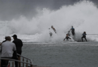 悉尼海岸巨浪滔天，冲浪板被拍得粉碎