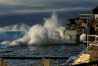 悉尼海岸巨浪滔天，冲浪板被拍得粉碎