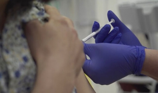 4月23日研究人员在进行疫苗人体测试。（AP）