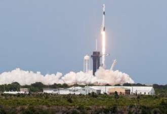 SpaceX载人龙飞船首飞 与国际空间站成功对接