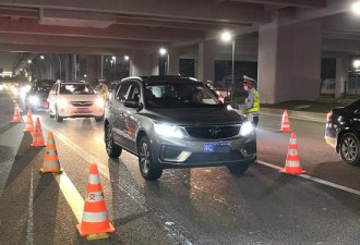 女子冒雨开共享汽车出事！嫁祸不成撒娇