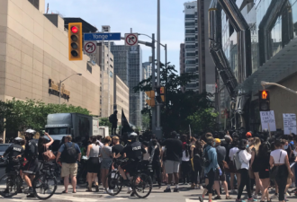 突发!Yonge街大规模游行开始!警长下跪支持！