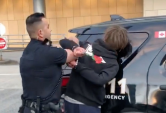 温哥华警民冲突！女子被抓头发按地上打