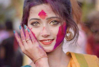 记得满脸油彩也藏不住美貌的“印度网红”吗？