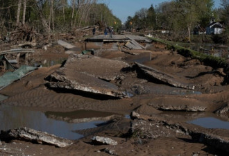 美国两座近百年的大坝溃堤引发洪灾