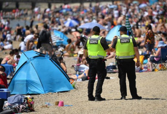 英国景点人满为患: 几乎无人戴口罩 沙滩人挤人