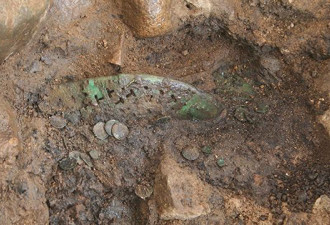 韩国出土一双1500年前的铜鞋，墓主可能是王族