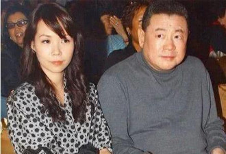 刘銮雄17岁女儿家中弹吉他，豪宅曝光