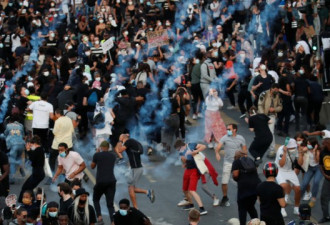 巴黎街头如战场火焰烟雾笼罩 示威者戴口罩游行