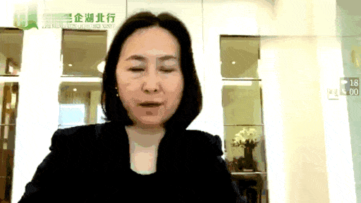 何超琼强忍丧父之痛憔悴现身会议