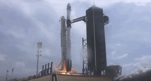 首飞成功！SpaceX 开启商业载人航天新时代
