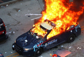 CNN总部被“攻陷” 示威者击碎玻璃掷鞭炮