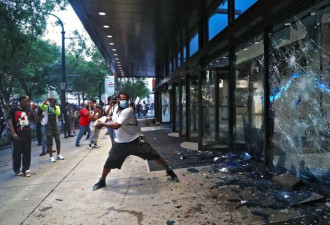 CNN总部被“攻陷” 示威者击碎玻璃掷鞭炮