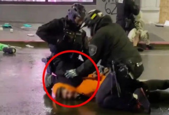 又现跪脖!西雅图警察逮捕示威者时跪脖戴手铐
