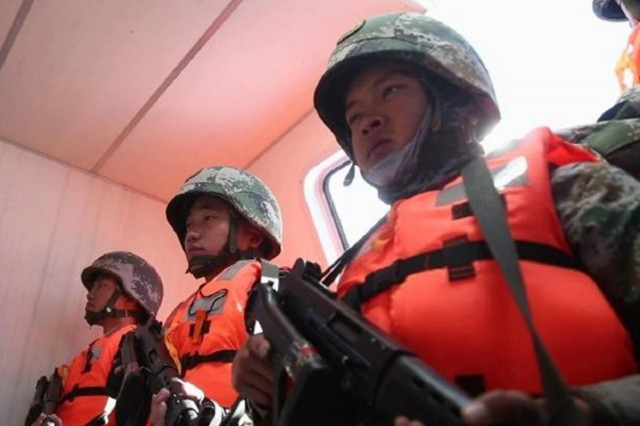 �印边境对峙,解放军高速快艇能载至少6名士兵。(微博视频截图) �印边境对峙,解放军高速快艇能载至少6名士兵。(微博视频截图)