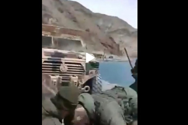 网络流传的视频显示,一名解放军士兵被印军俘获。图为印军砸解放军装甲车。(网络视频截图) 网络流传的视频显示,一名解放军士兵被印军俘获。图为印军砸解放军装甲车。(网络视频截图)
