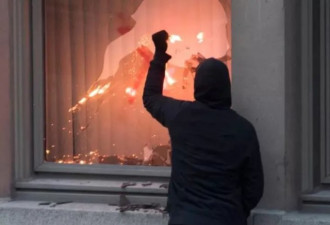 加拿大抗议升级成骚乱，放火洗劫商店
