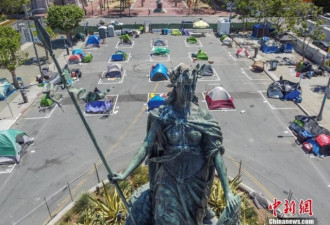 美国旧金山市政厅对面建无家可归者营地