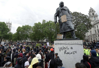 “丘吉尔”也没幸免!伦敦地标丘吉尔雕像被涂
