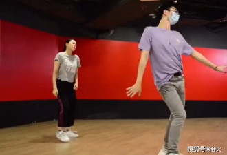 伊能静儿子罕露面 做美甲戴戒指打扮个性