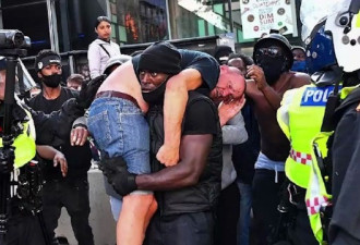 伦敦抗议现场黑人男子救出受伤白人：避免灾难