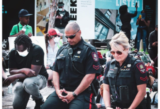 支持抗议者，加拿大警察在游行中双膝跪地！