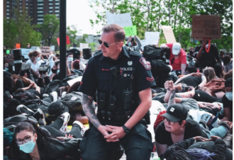 支持抗议者，加拿大警察在游行中双膝跪地！