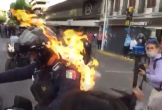墨西哥男子被警察打死引众怒 示威者把警察烧了