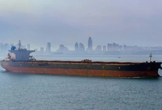 进口原油的油轮在中国沿海排起长队