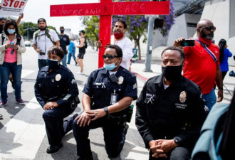 为什么美国警察要向抗议群众下跪？