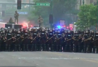 美国警察强势清场，水炮车出动！特朗普再发声