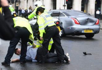 抗议者冲撞首相车队：约翰逊在车内 撞出大坑
