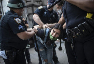 美媒:警方在17个城市逮捕近1400人