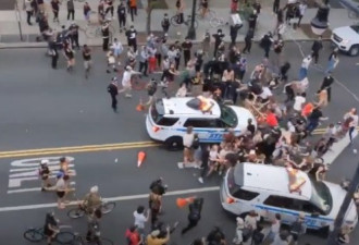 纽约警车加速撞向示威者 多人倒地受伤