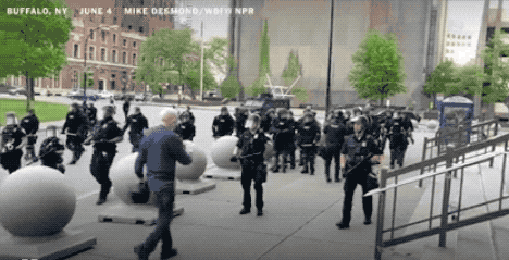 美国警察推倒75岁抗议者 老人血流不止！