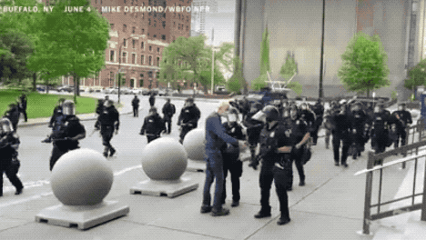 美国警察推倒75岁抗议者 老人血流不止！